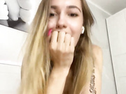 -Lana-Chester-  встретила курьера голой и дала потрогать грудь