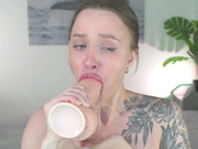 Впихнула в рот до слез и слюнок