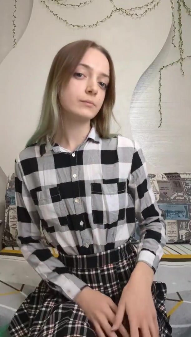 ДЕВИЦА САМА СЕБЯ ТРАХАЕТ