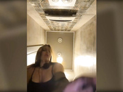 suka001 дрочит в туалете