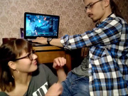 Сосет парню пока тот играет