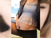 Vanilla_sexy беременная в колготках во дворе