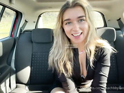 ДЕВИЦА ДРОЧИТ В АВТО