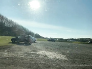 ДЕВИЦА ДРОЧИТ В АВТО