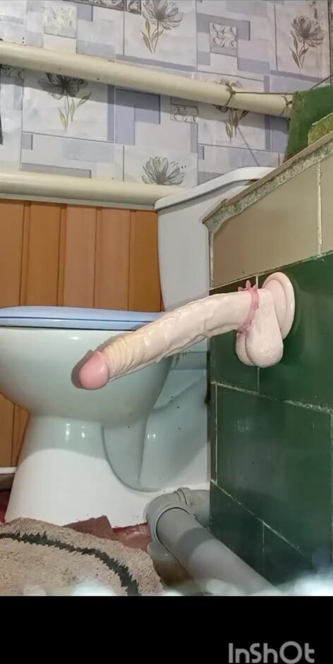 САМА СЕБЯ ТРАХАЕТ