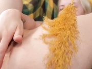ДЕВИЦА ДРОЧИТ