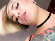 Stargazzzm - зажигательная блондинка трахает киской камеру сверху