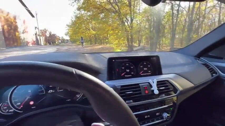 ДЕВИЦА ДРОЧИТ В АВТО