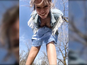 Vicktorious апскирт в колготках на природе