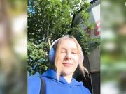 advaya Отодвинула трусики на улице в кустах