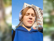 advaya Отодвинула трусики на улице в кустах