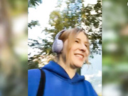 advaya Отодвинула трусики на улице в кустах