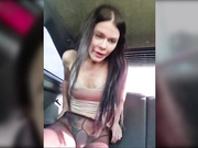 Miss_Viktoria одевает колготки в машине