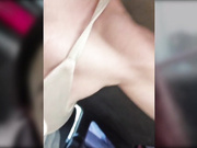 Miss_Viktoria одевает колготки в машине