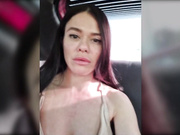 Miss_Viktoria одевает колготки в машине