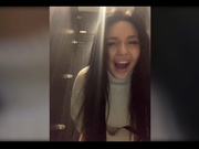 -Louise-дрочка в туалете-2