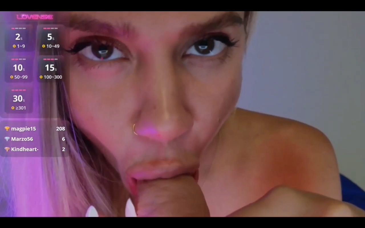 Alice_OMG разделась и позабавилась с дилдо