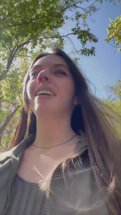 -TATUHA- показывает грудь незнакомцу