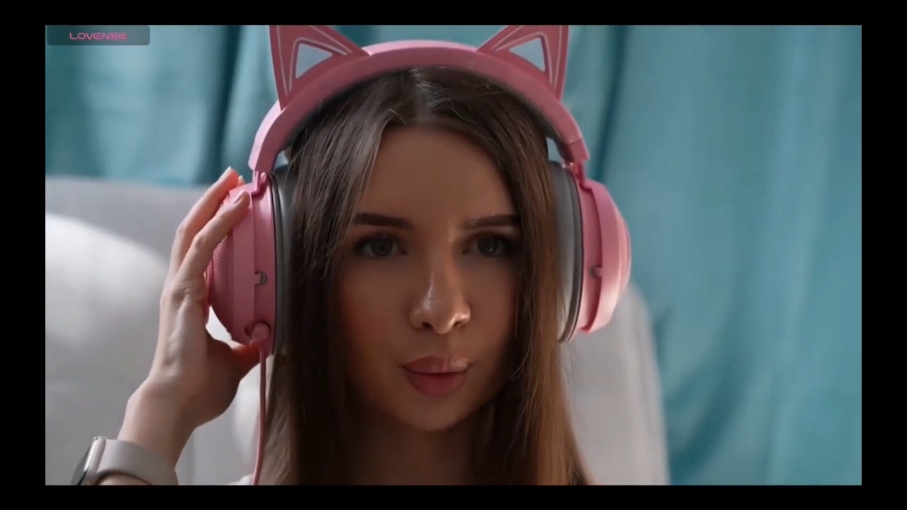 Malyshkaaa показывает грудь