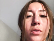 bambi-bitch - секс-киска в рваных чулках и косичками дразнит своей круглой попкой