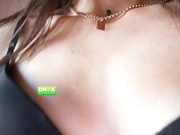 -Kara-mellka- - показывает свою аппетитную киску раздвинув ножки