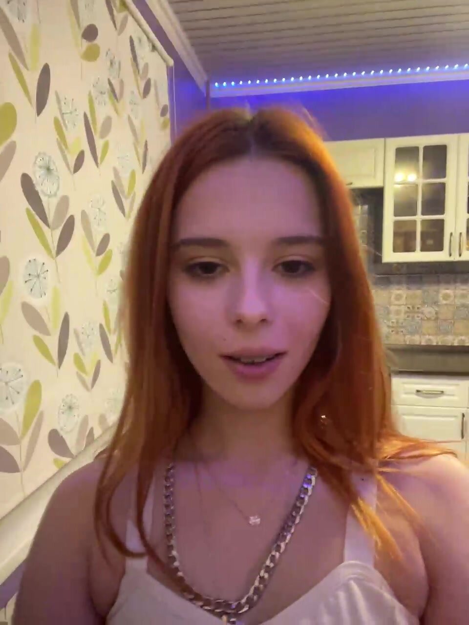 The-Cute-Mouse первый раз раздевается на камеру,новенькая