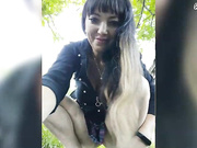 lalili Жгучая брюнетка отодвинула трусики в сторонку на улице