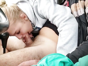 ДЕВИЦА ОТСОСАЛА