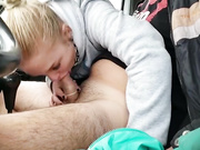 ДЕВИЦА ОТСОСАЛА