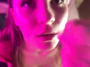 Baby-boy-sexy сосет и получает камшот в лицо