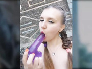 MedSEEXtri4ka на скамеечке у дома