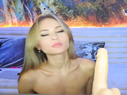 RudeGirl одевает ртом гандон на член