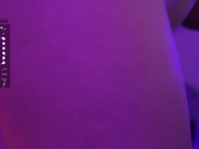 _Q_ маструбирует пальчиком