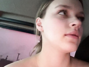 AlodieCrumbls в машине голая