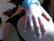 Симпатичная девушка мастурбирует