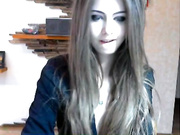 Симпатичная девушка мастурбирует