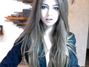 Симпатичная девушка мастурбирует