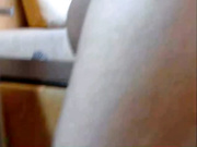 Симпатичная девушка мастурбирует