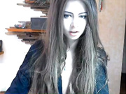 Симпатичная девушка мастурбирует