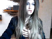 Симпатичная девушка мастурбирует