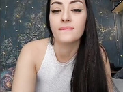 Chris_Diamond - показывает и ласкает свою аккуратную бритую киску