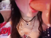 1Kaifeta - богиня фетиша делает шикарный отсос дилдо