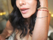 Meegan - ласкает киску с раздвинутыми ножками в чулках