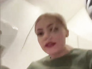 cuteflores забавляется в публичном туалете