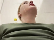 cuteflores забавляется в публичном туалете