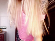 _Strawberry_ раздевается и сладостно стонет