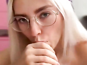 ДЕВИЦА ОТСОСАЛА