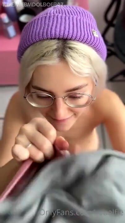 ДЕВИЦА ОТСОСАЛА