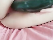 ДЕВИЦА САМА СЕБЯ ТРАХАЕТ