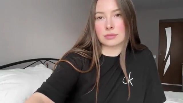 ДЕВИЦА ДРОЧИТ